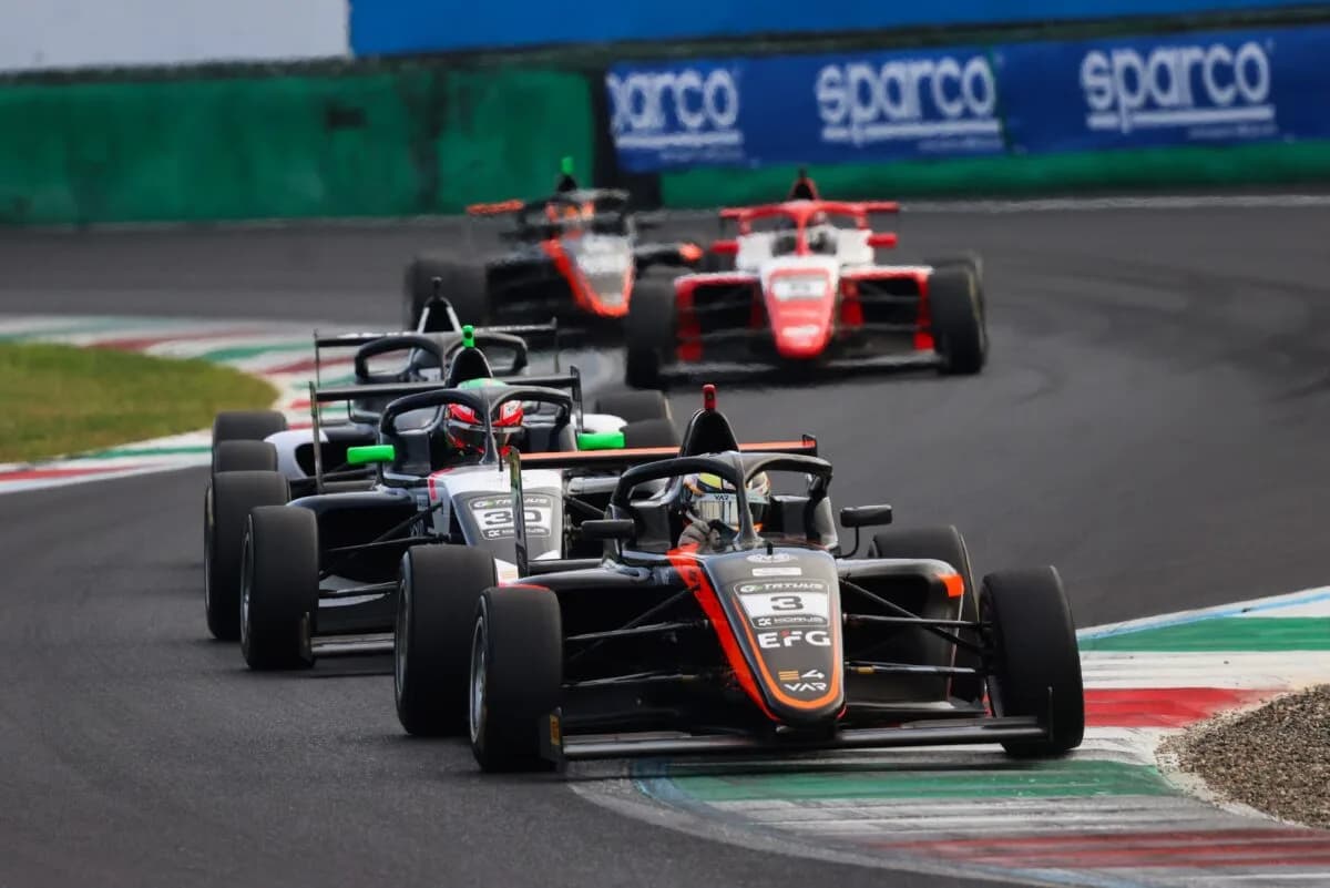 Aleksander Ruta na podium europejskiej Formuły 4