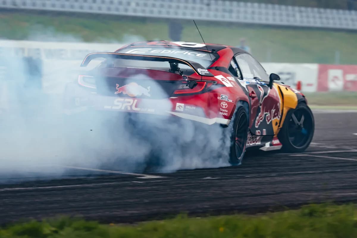 Kuba Przygoński wygrywa kwalifikacje do finałowej rundy Driftingowych Mistrzostw Polski